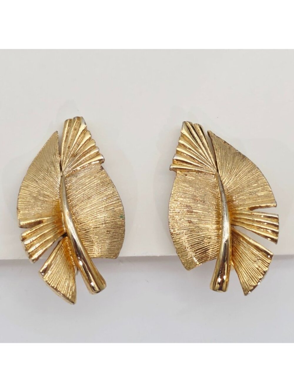 Gold-Tone Leaf Clip-On Earrings Retro Textured Design Vintage Jewelry 1"